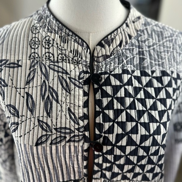 Harshita size Med black & white Quilted silk‎ geometrical design jacket - Picture 6 of 16